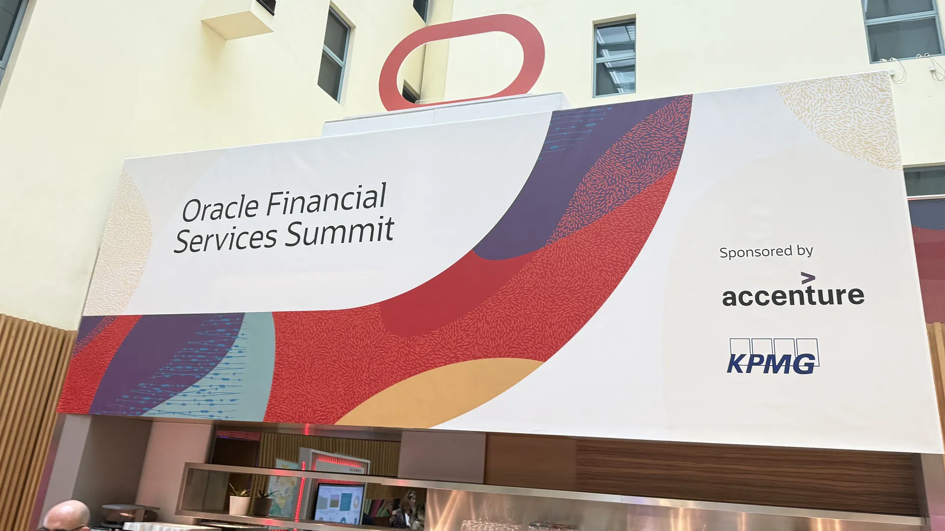 Rótulo del Oracle Financial Services Summit sobre la barra del recinto, con el logotipo de Oracle y los patrocinadores Accenture y KPMG
